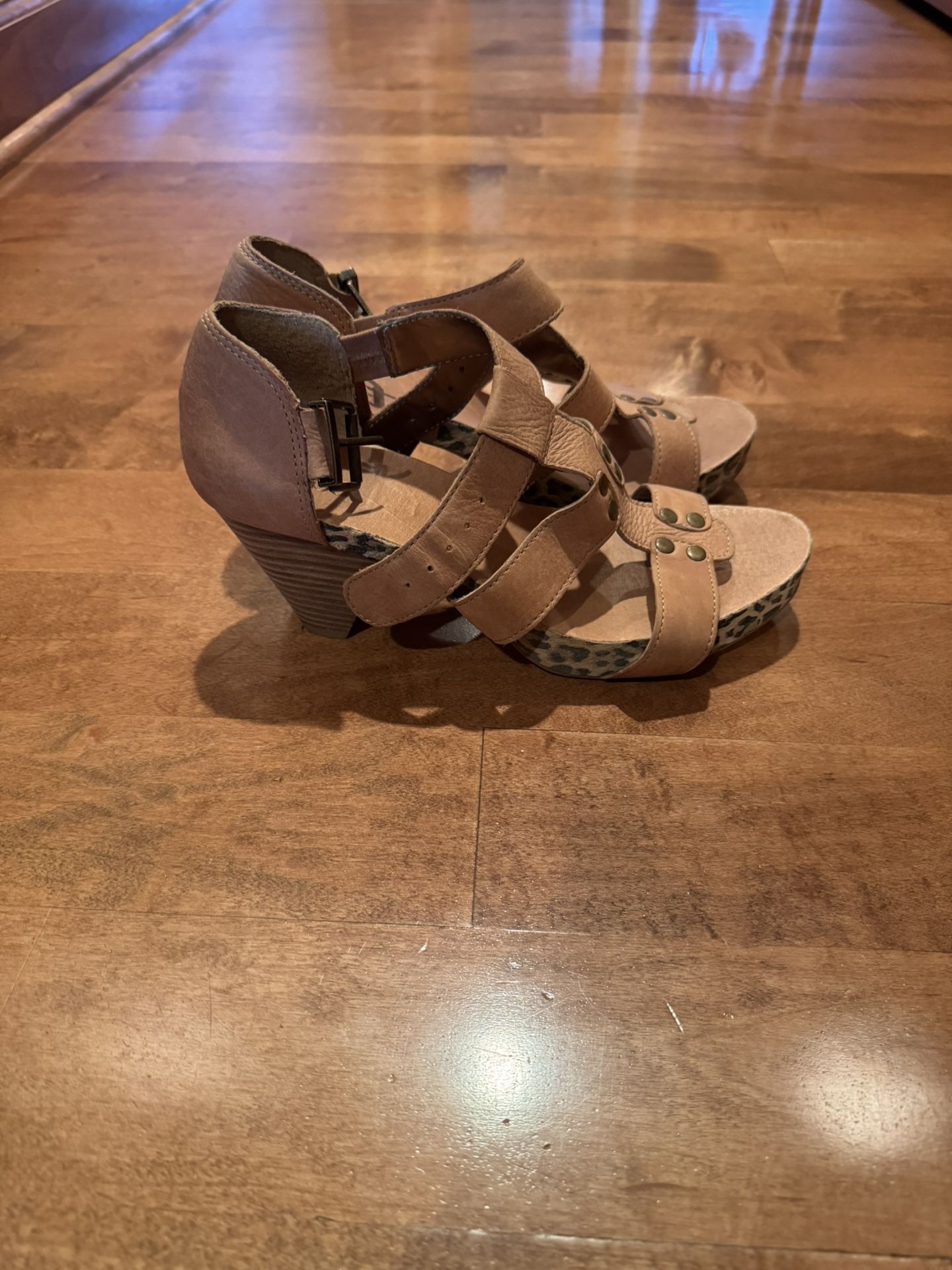 Woman’s leather Reba sandals shipping available