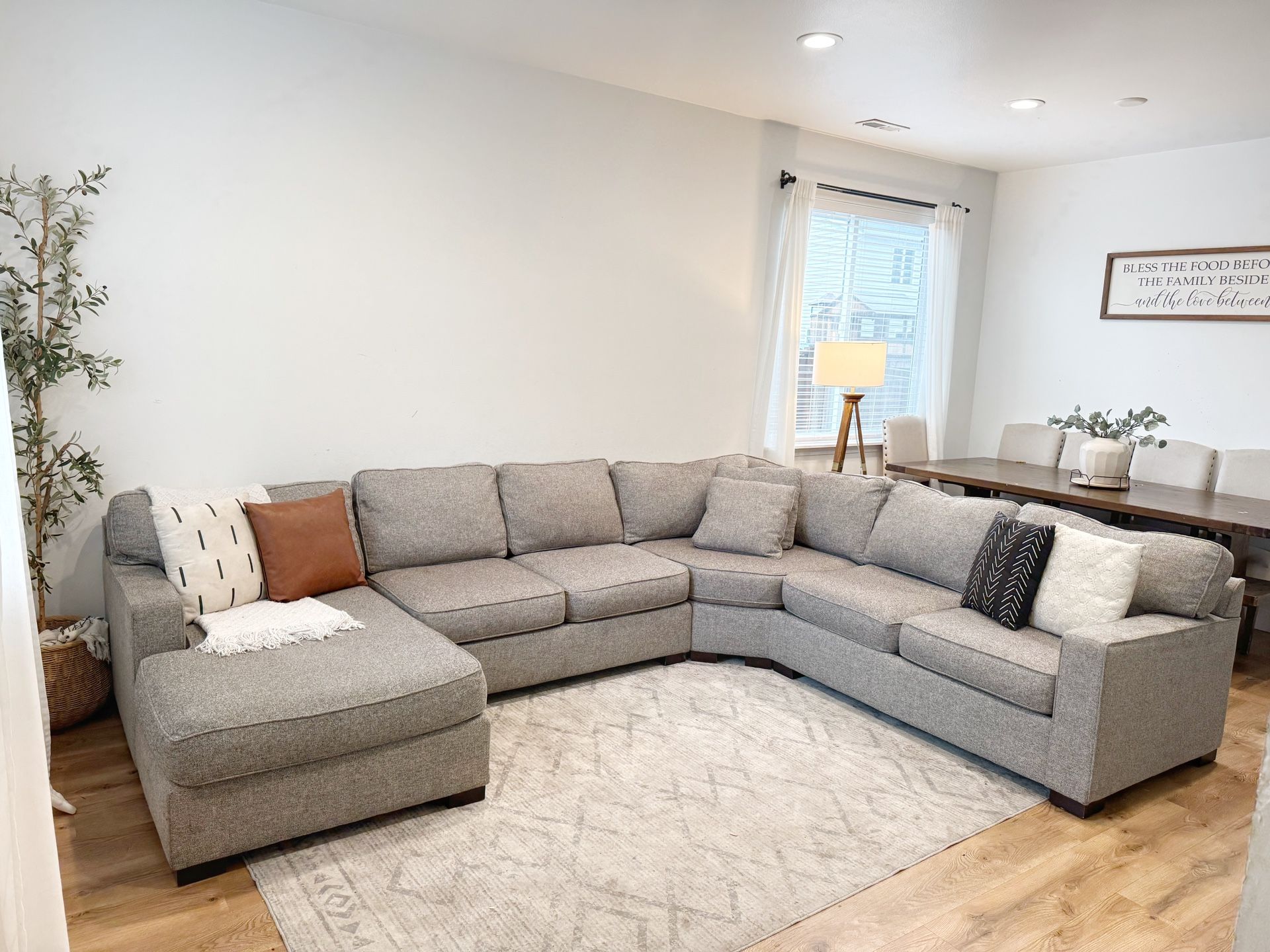Beautiful, Clean, Comfortable Sectional Couch. DELIVER 🚚