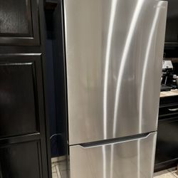 Insignia Refrigerator+ Fridge