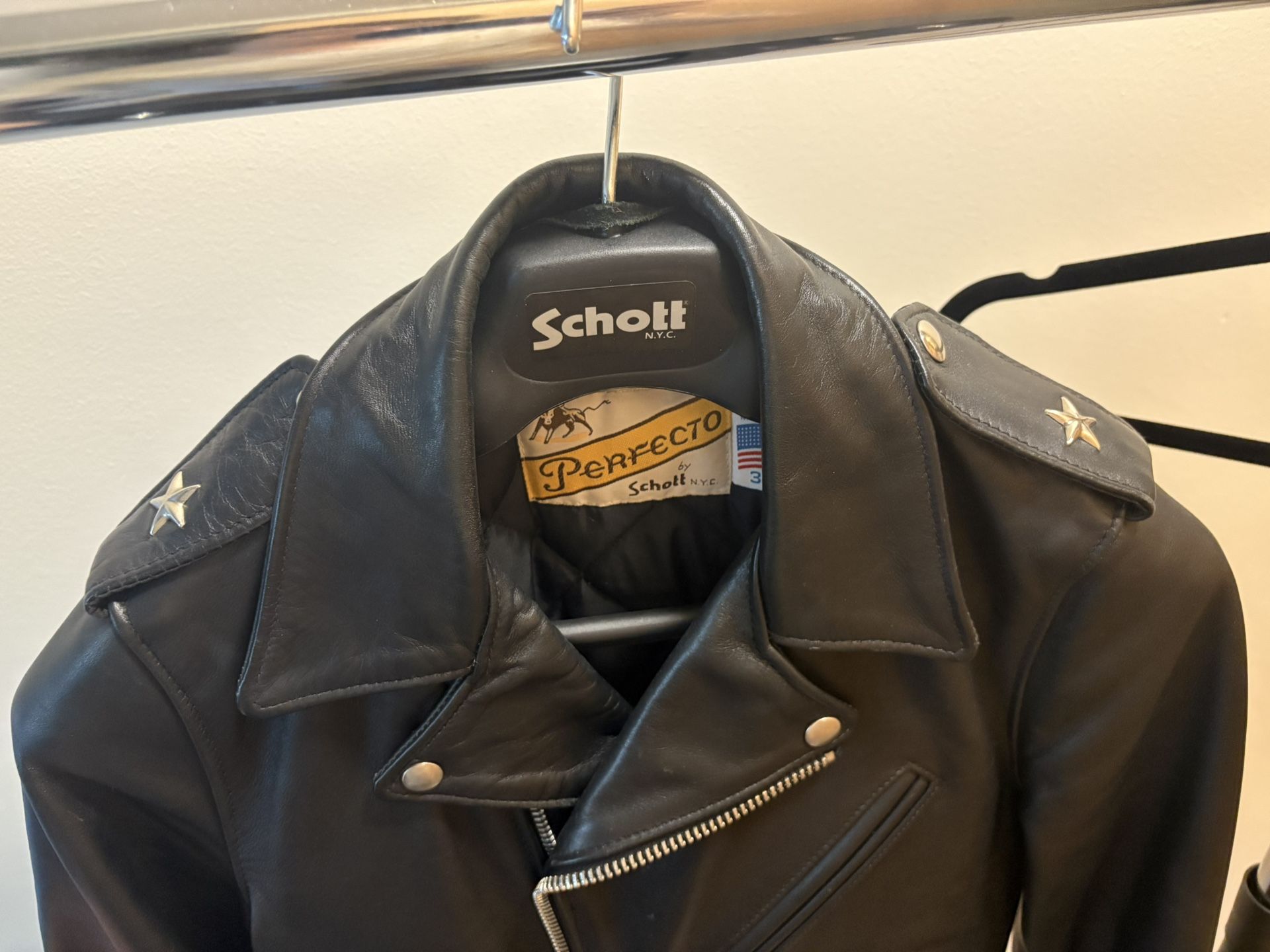 SchottNYC Black One Star Perfecto Leather Motorcycle Jacket, Men's 32