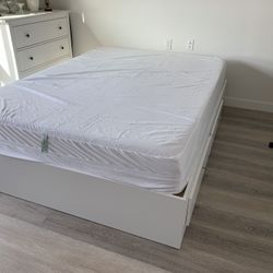 White 4 storage drawers Queen size platform bed frame