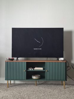 TV Stand/ Entertainment Center