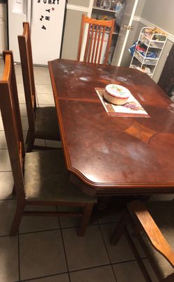 Se vende este comedor con 6 sillas .. $300 o mejor oferta ..se hace más grande
