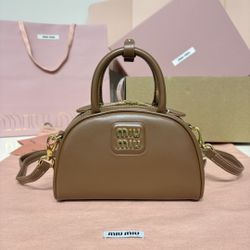 A classic versatile bag for women