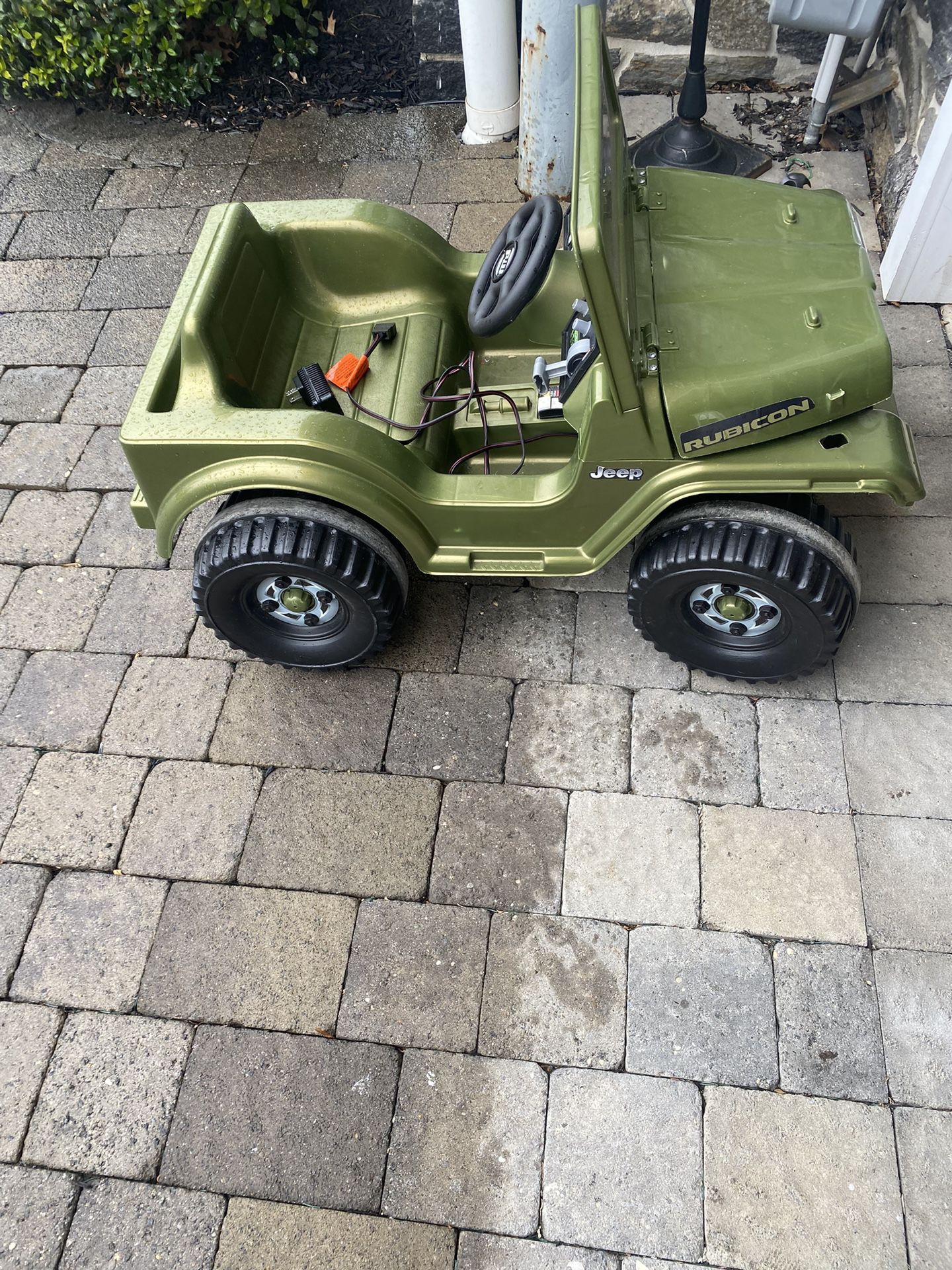 6v Kids Riding Jeep. Has Battery Charger