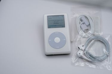 Apple iPod Classic 4th gen 20GB with new power cable and new EarPods headphones