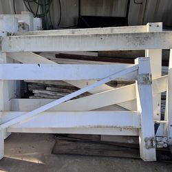 Vinyl Fencing With Hinges