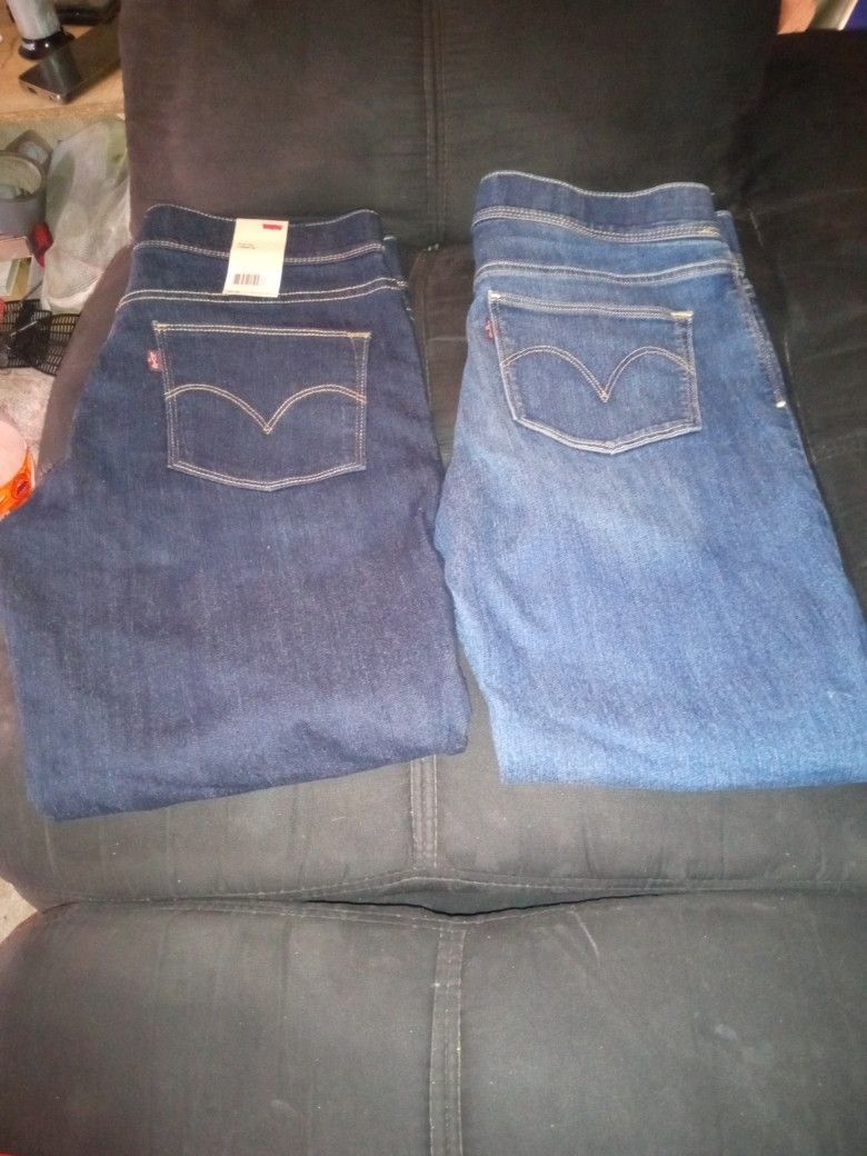 Selling These 2 Pairs Of Women's Levi's Jeans