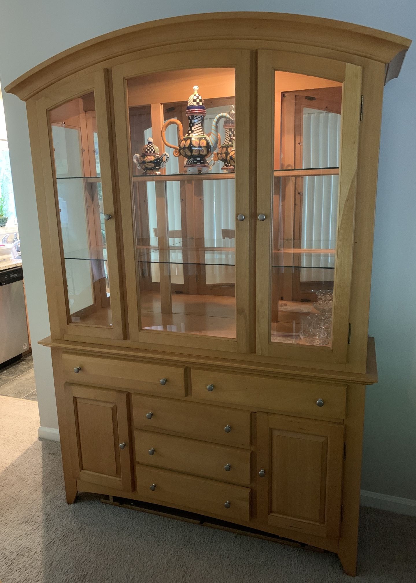 Elegant Arched China Cabinet for Sale in Marlborough, MA - OfferUp