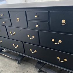 AA AMERICA FURNITURE 12 drawers dresser like new solid wood