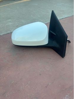 RIGHT PASSENGER SIDE MIRROR 2014-2019 TOYOTA COROLLA (WHITE COLOR).