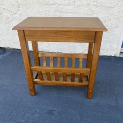 End table with magazine rack 