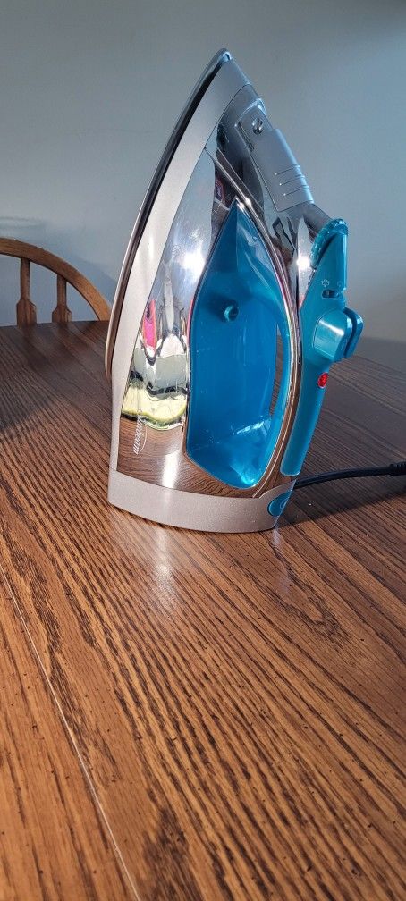 Large Sunbeam Iron w/Retractable Chord