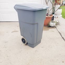 Rubbermaid Trash Bin On Wheels
