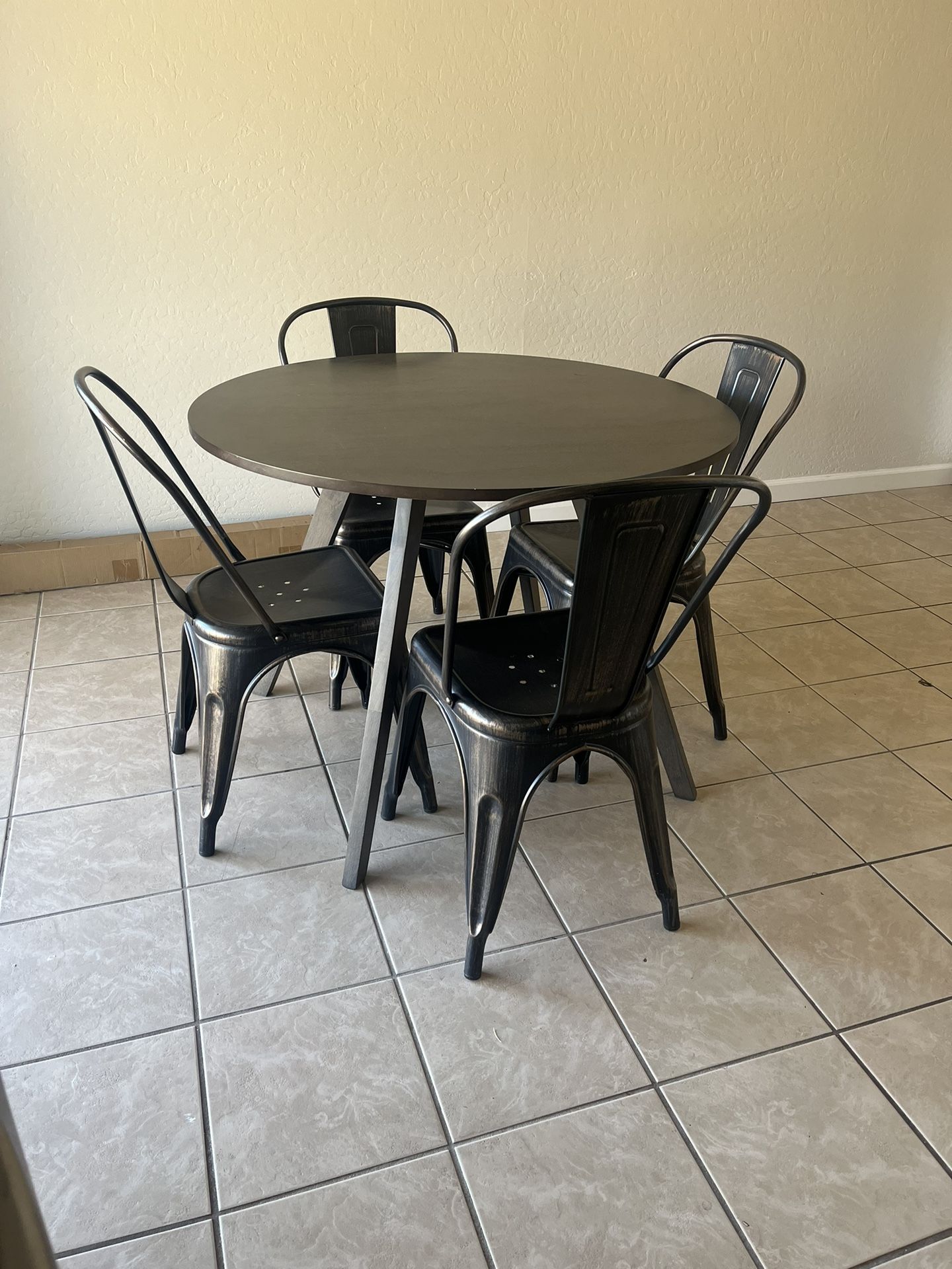 Round Kitchen Table And Chairs