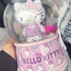 Hello Kitty Snow Globe 