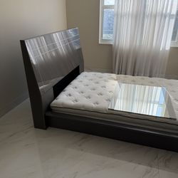 Bed Queen Size 