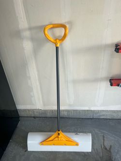 Non scratch snow shovel