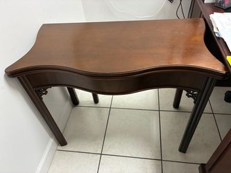 Expandable table entry way