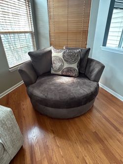 Round Swivel with pillows