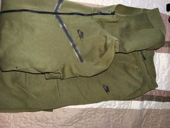 Mens Olive Green Nike Tech Sz L (top and bottom)