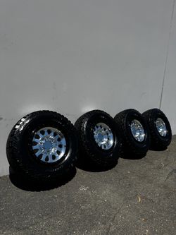 Method MR315 6 Lug 17” Wheels Machined Gloss Black Lips with 33” BFGoodrich K02 All-Terrain Tires