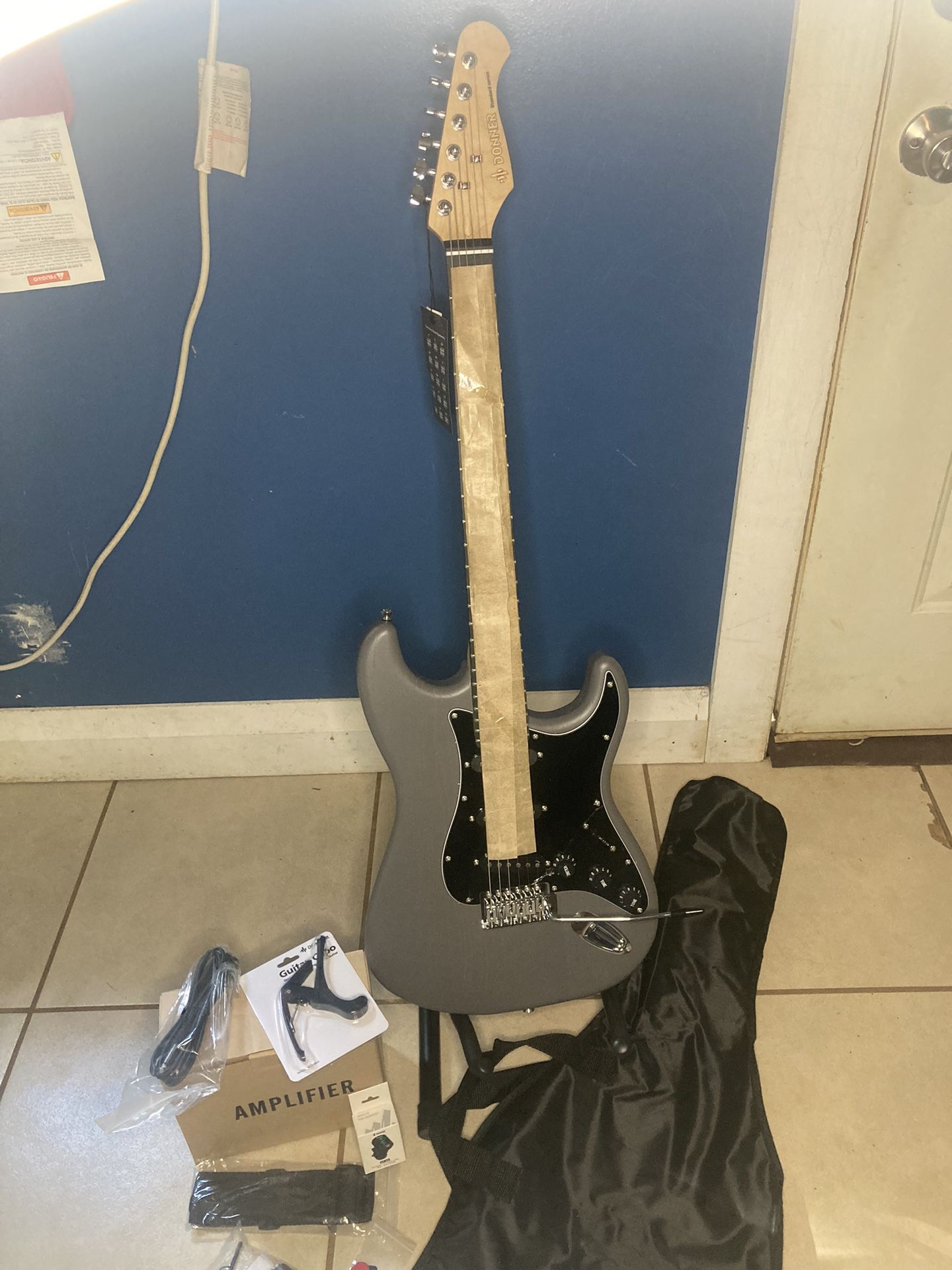 Donner electric guitar with amp