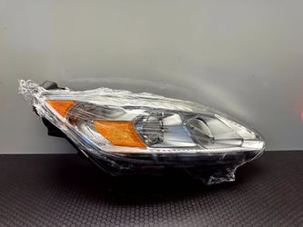 17-18 Ford C-Max passenger headlight