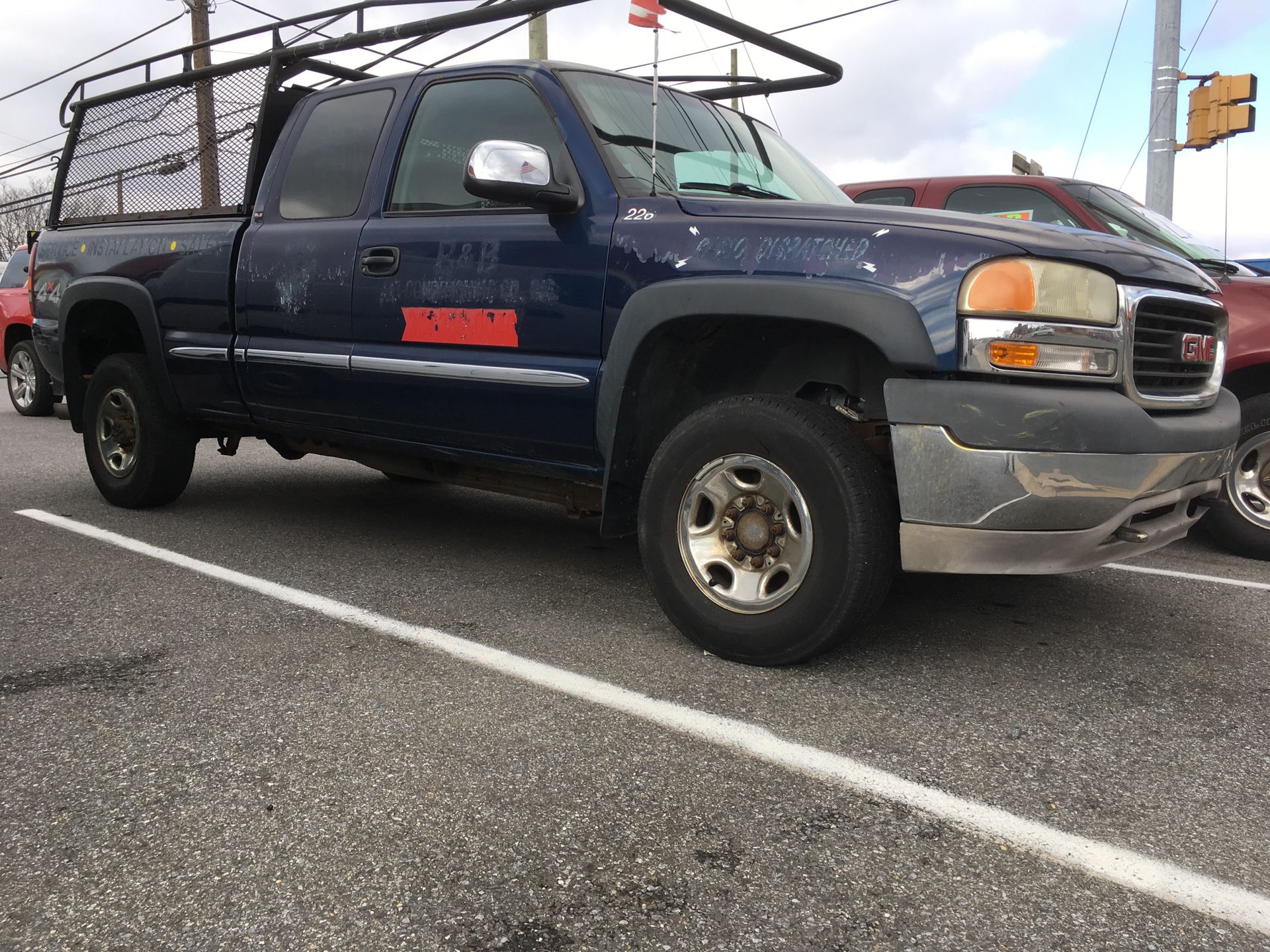 2002 Chevy Silverado extended cab 4dr 4x4 Ls with lift gate clean inside an out $3300