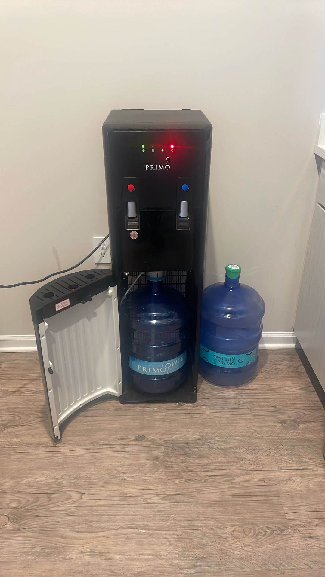 Primo Water Filter + 4 Reusable 5-Gallon jugs - Great condition!