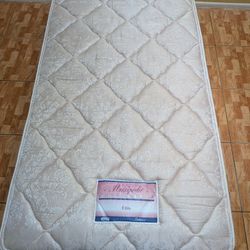 Tw,in Size Beautyrest Matt,ress – Clean & Comfortable. Matching box sp,ring included.
