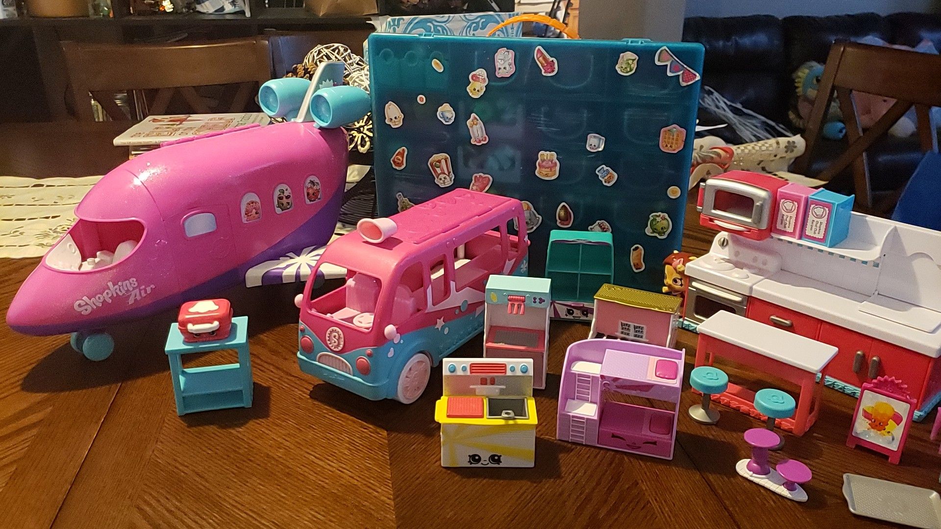 A bunch of Shopkins +Accessories