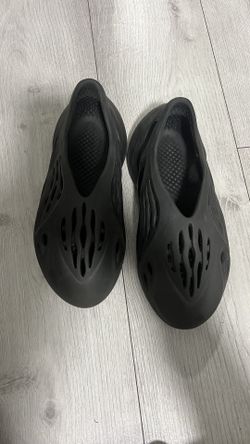 black yeezy foam runner 