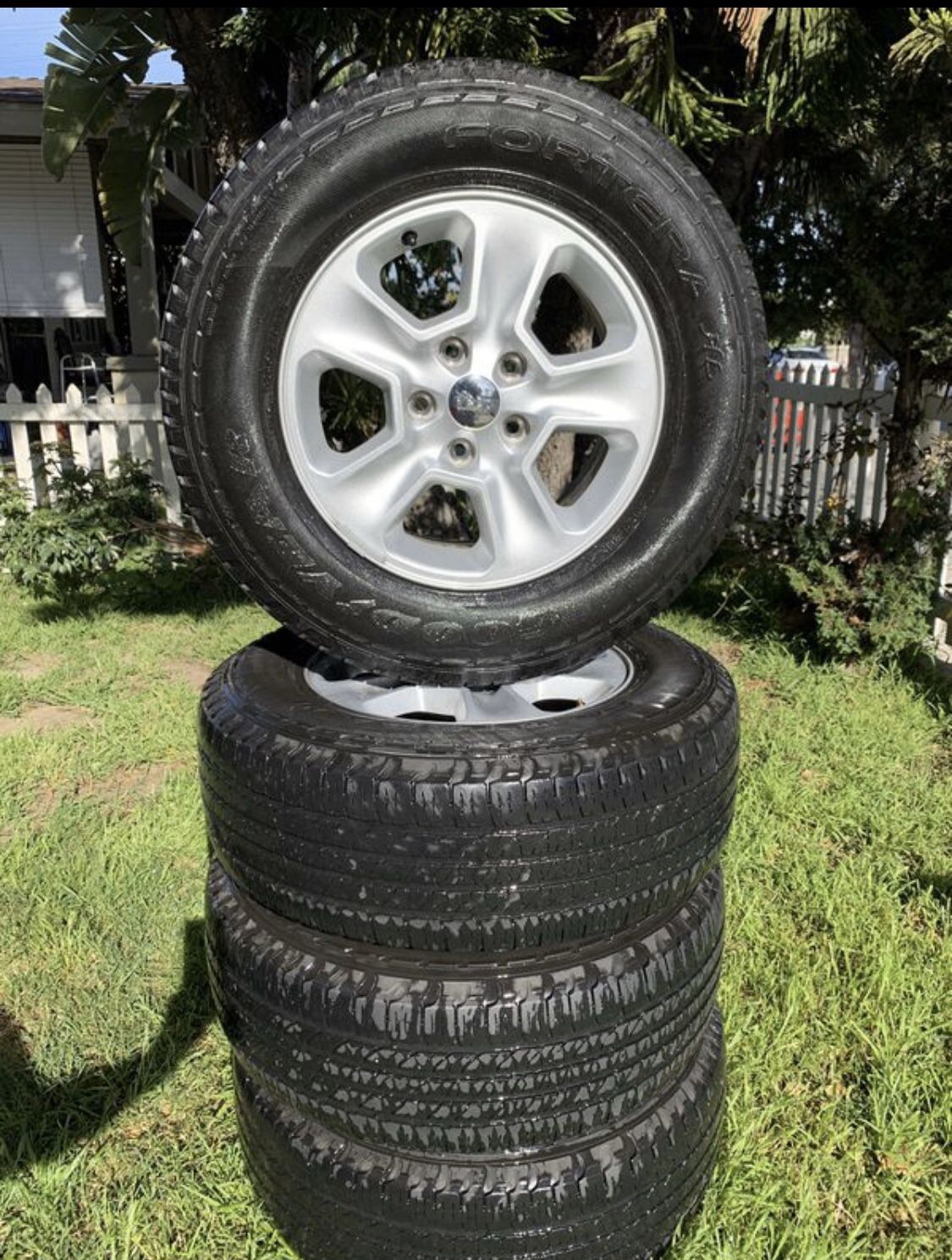2left! Jeep Wrangler/Cherokee 17in wheels. OEM no scratches or scuffs. 245 70 R17