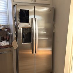 GE side by side 25.3 cubic feet fridge