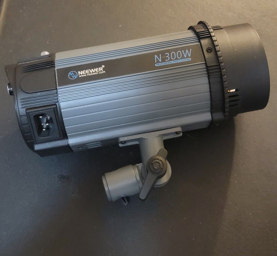 Neewer Mono Light 300W Studio Strobe Flash With Tripod Softbox And Umbrella