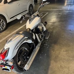2013 Yamaha V-Star 950  w/ helmet ($378 value)