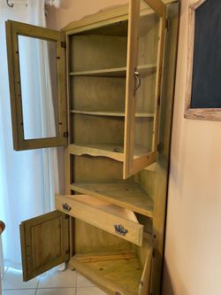 Corner hutch