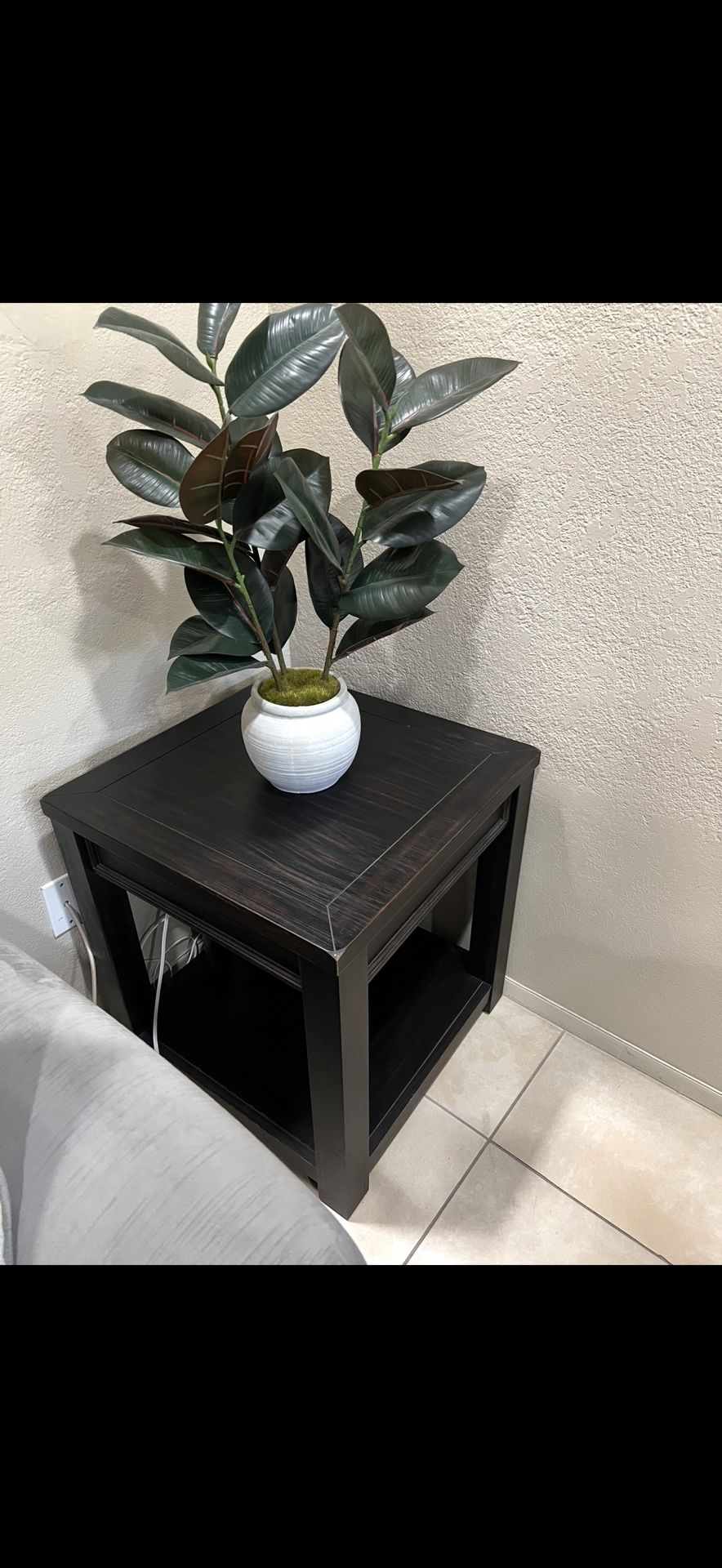 2x end Tables Ashley furniture