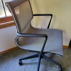 Mesh Office Chair - Like New!