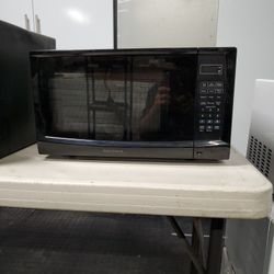 Insignia™ - 0.9 Cu. Ft. Microwave - Black

