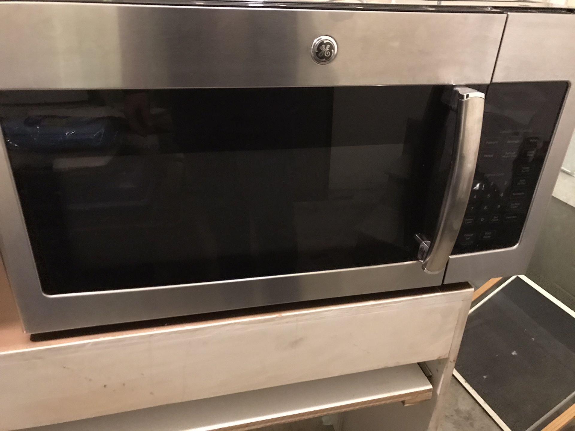GE under Cabinet microwave in excellent mint condition!!