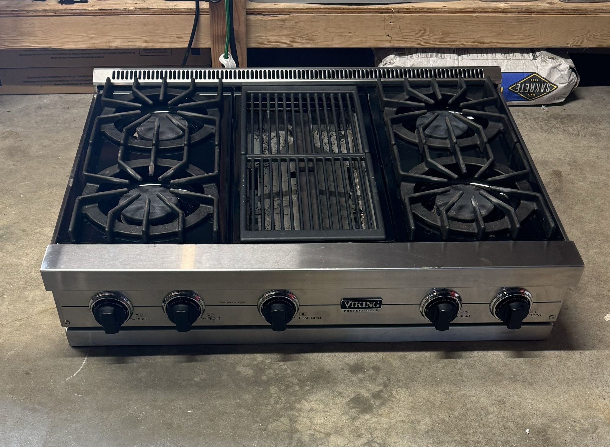 Viking 36 Inch Pro-Style Gas Rangetop with 4 Open Burners w/ VariSimmer, 12 Inch Char-Grill and Automatic Electric Re-ignition: Stainless Steel