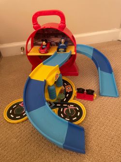 Disney Jr. Mickey Racers Stow and Go Garage Playset