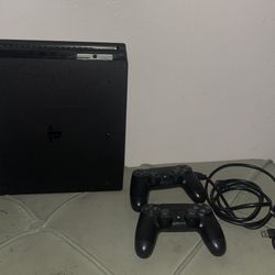 Ps4 Pro (two controllers)