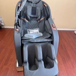 LUXURY brand new massage chair, never used, with Bluetooth control screen. Any questions, please send a message. I speak Spanish.
