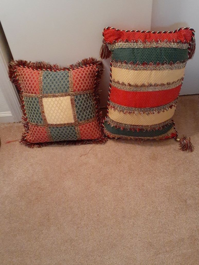 2 NEW SOFÁ PILLOWS $15