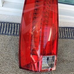2007 -2014 CADILLAC ESCALADE LEFT
TAILAMP TAIL LAMP LED DRIVER SIDE
GENUINE USED OEM. D4-1