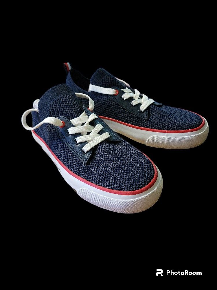 Ladies Tommy Hilfiger Gessie Slip-On Sneakers size 7 and are brand new in the box!