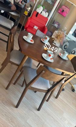 Beautiful! 5-Pc Dining Table Set Walnut Finish
